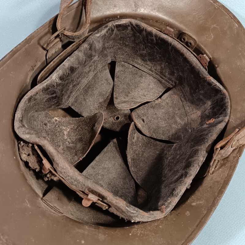 CASQUE TROUPE MODELE 1926 AVEC INSIGNE INFANTERIE MODELE 1915 KAKI  POUR LE GENIE AVEC NOM ET DANS SON JUS
